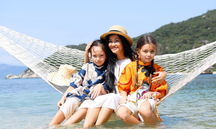 Hai con sinh đôi cao lớn hơn mẹ của diva Hồng Nhung