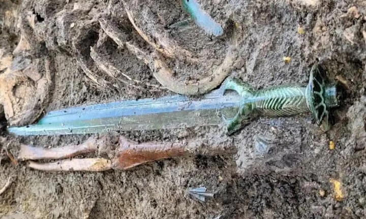 Phát hiện thanh kiếm 3.000 năm không rỉ ở Đức