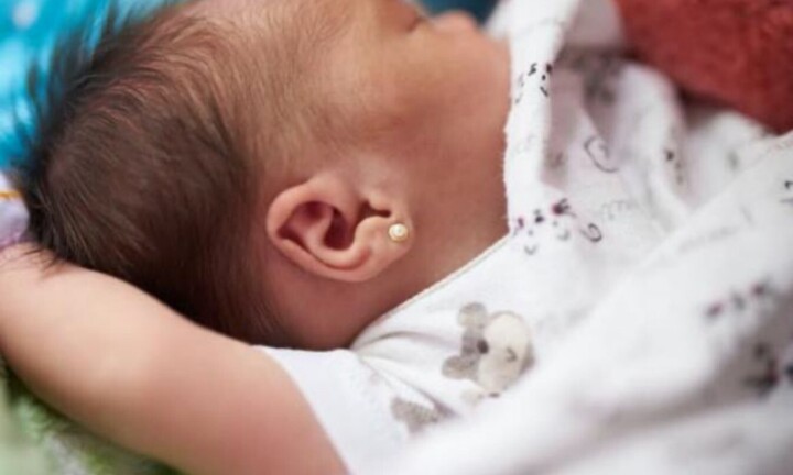 Lý do không nên xỏ lỗ tai cho trẻ sơ sinh