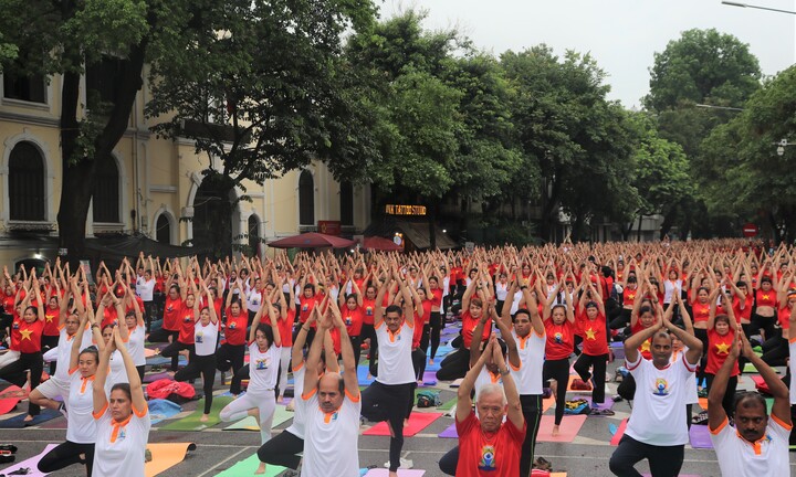 Hơn 1.000 người đồng diễn yoga kỷ niệm 51 năm thiết lập quan hệ Việt Nam - Ấn Độ