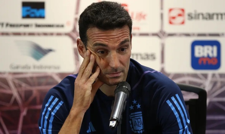 HLV Argentina nổi cáu, đòi thay phiên dịch của chủ nhà Indonesia