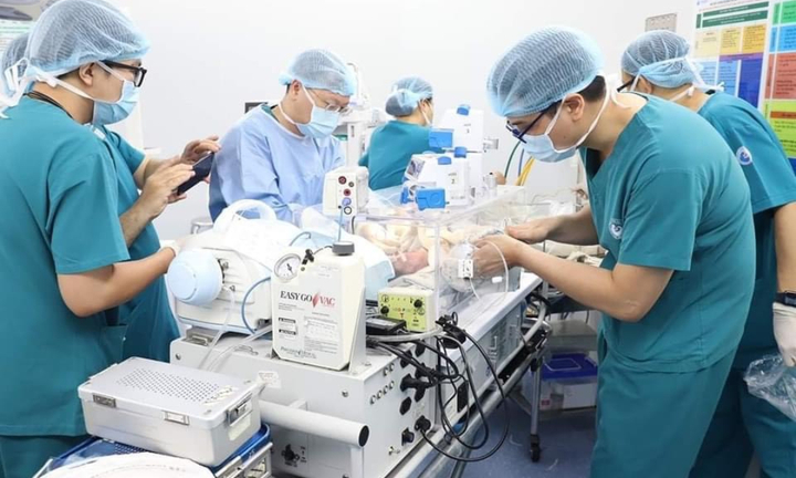 Hai bệnh viện cứu trẻ sơ sinh có bướu cổ khổng lồ