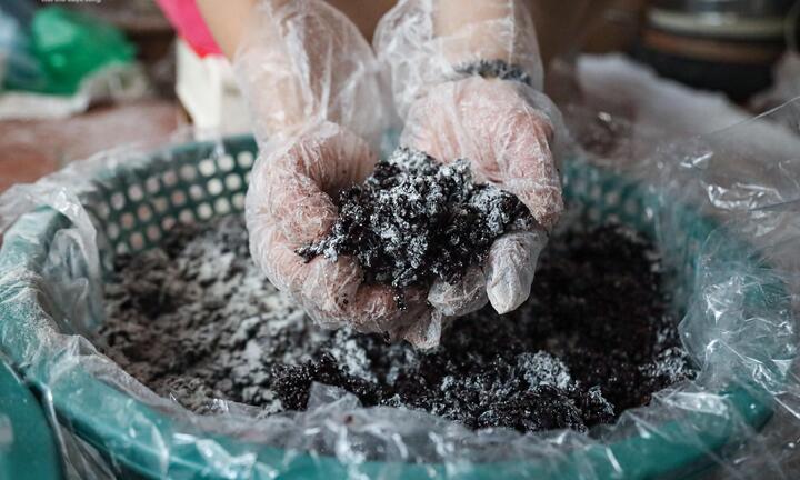 Hà Nội: Tết Đoan Ngọ cận kề, người dân ở 'thủ phủ' rượu nếp tất bật suốt đêm