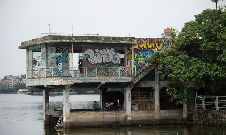 Sau đợt cưỡng chế, nhiều công trình nhếch nhác vẫn án ngữ ở Hồ Tây