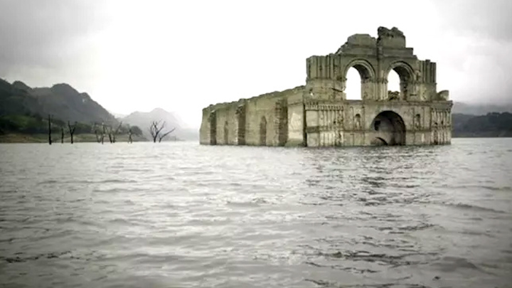 Nhà thờ 500 năm tuổi nhô lên giữa lòng hồ khô cạn 