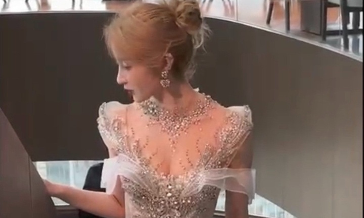 Sao nữ Trung Quốc diện váy của NTK Việt