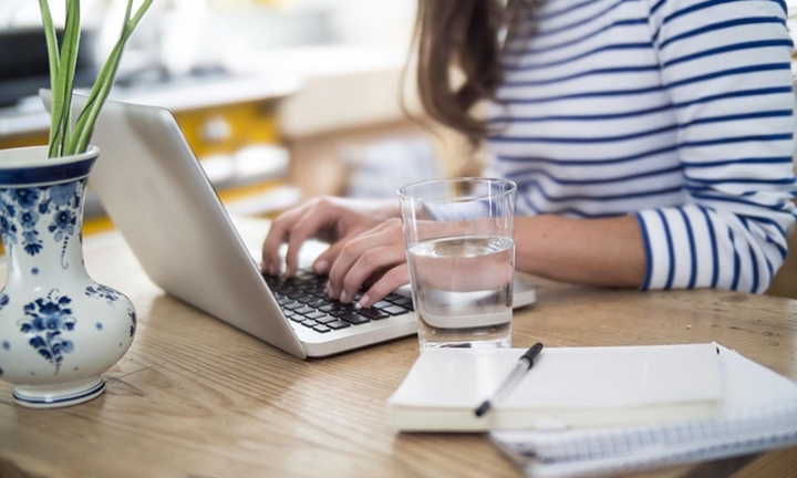 Uống nước xong đau bụng, xem camera phát hiện chuyện rợn người từ đồng nghiệp