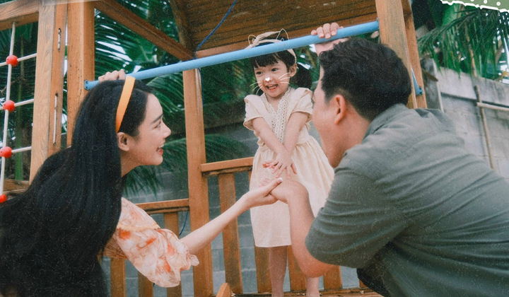 Vợ chồng Trường Giang, Nhã Phương lần đầu công khai rõ mặt con gái