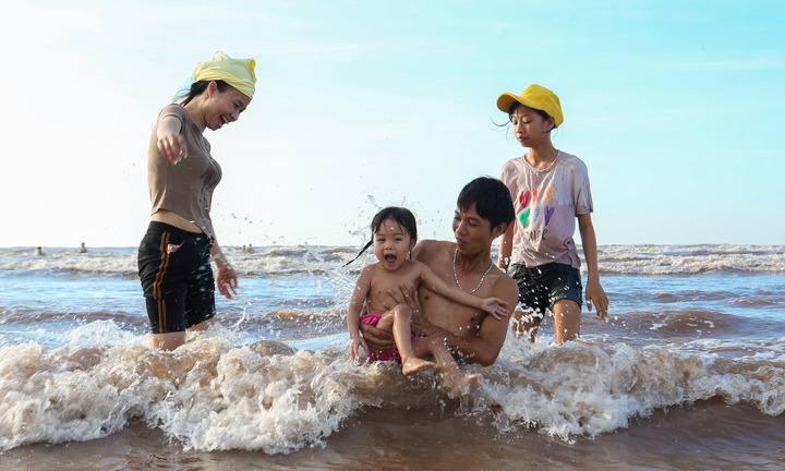 Tắm biển từ sáng sớm để xả xui, diệt sâu bọ ngày Tết Đoan Ngọ