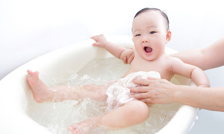 Thời điểm thích hợp dừng việc tắm cho trẻ
