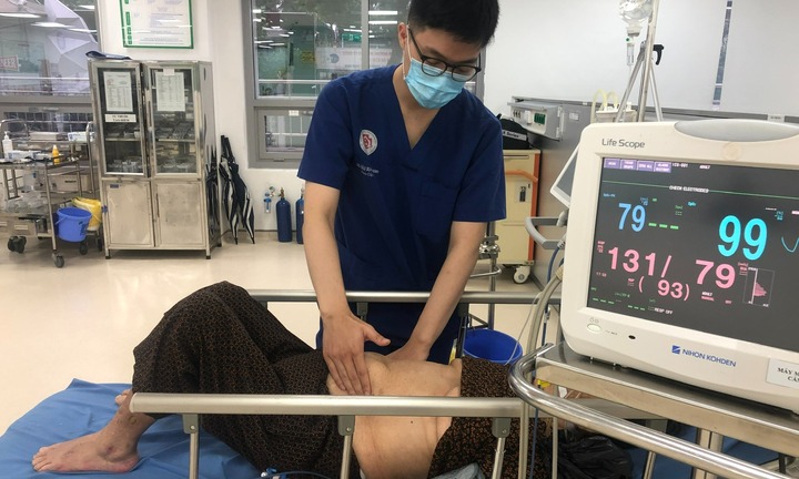 Thủng tá tràng vì uống nhầm vỏ thuốc