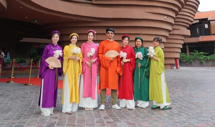 Ngắm áo dài truyền thống hút mắt của nhà báo Dương Quỳnh Hoa