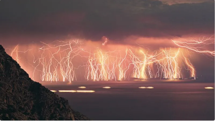 Kỳ lạ vùng đất bị sét đánh 28 lần mỗi phút, một năm 300 ngày hứng 'cuồng nộ'