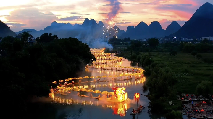 Thuyền rồng dài 550m diễu hành trên sông