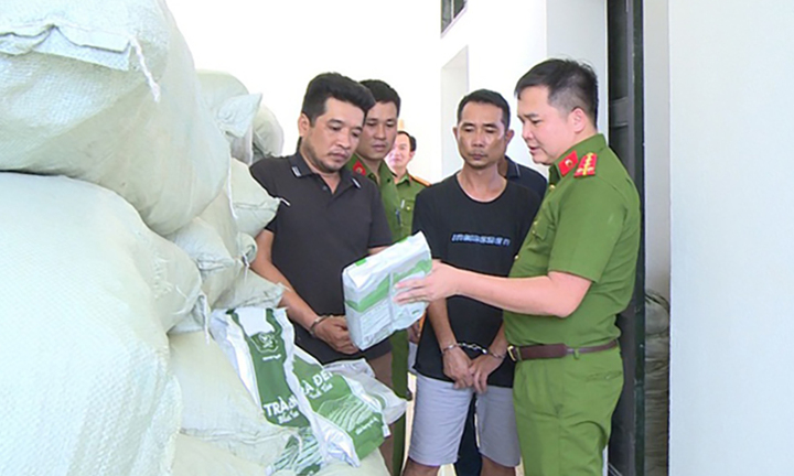 Khởi tố 6 người trong đường dây mua bán hàng tấn trà sữa giả