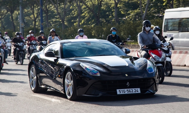Ông Đặng Lê Nguyên Vũ lần đầu lái Ferrari F12 Berlinetta xuống phố