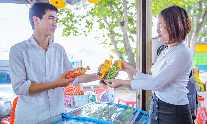 Một công nhân trúng 100 triệu đồng nhờ giải khát với Trà Xanh Không Độ