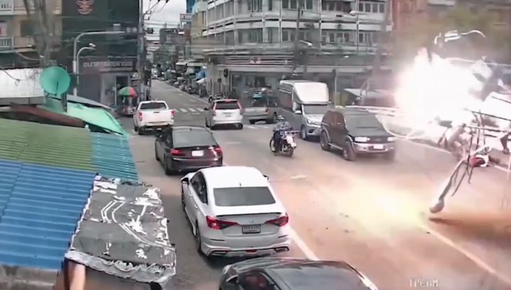 Vướng đường dây, xe tải kéo đổ 3 cột điện 