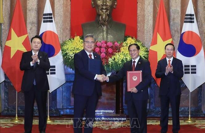 Chủ tịch nước Võ Văn Thưởng và Tổng thống Hàn Quốc chứng kiến lễ trao đổi các văn kiện hợp tác