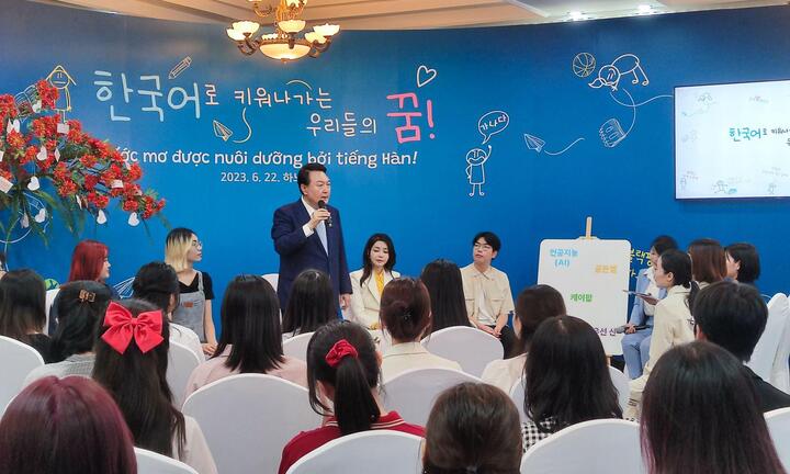 Tổng thống Hàn Quốc trò chuyện cùng sinh viên Đại học Quốc gia Hà Nội