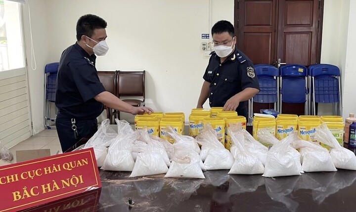 Phát hiện 19 kg bột trắng nghi ma túy vận chuyển từ Pháp về Việt Nam