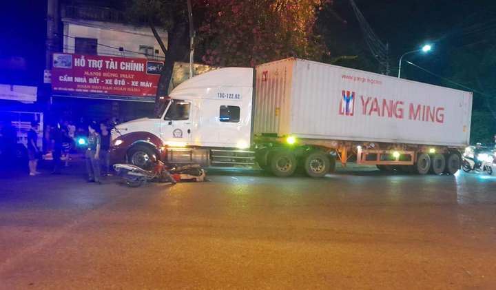 Hải Phòng: Container va chạm với hai xe mô tô, 5 người bị thương