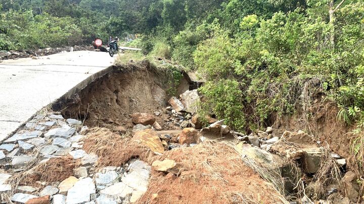 Sạt lở trên tuyến đường du lịch bán đảo Sơn Trà: Đà Nẵng khẩn trương khắc phục