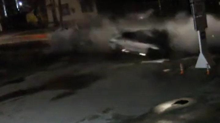 Đâm vào cột điện, xe BMW bị xẻ đôi