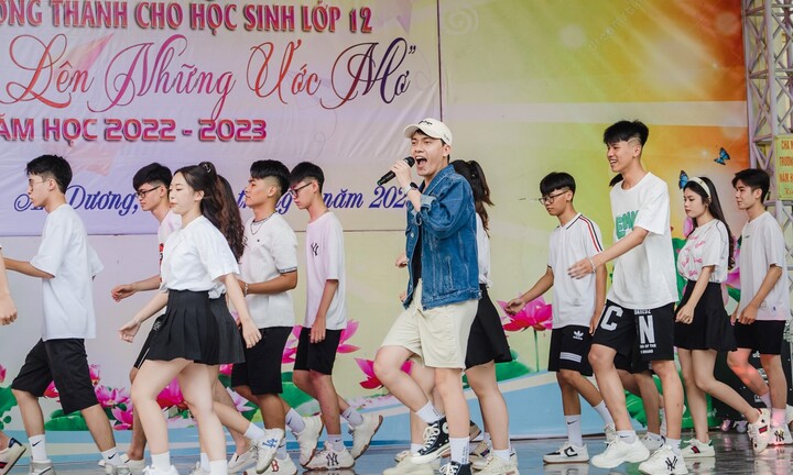 Thầy hiệu phó vừa hát vừa nhảy cực sung trong lễ chia tay học sinh lớp 12