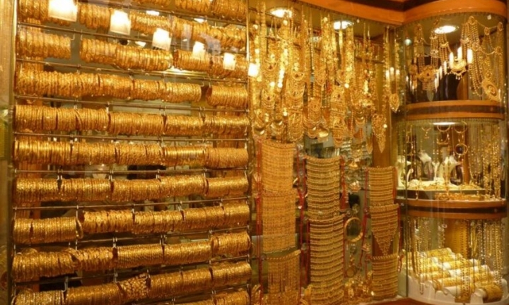 Bên trong những nơi bày la liệt, mua bán vàng và kim cương như rau