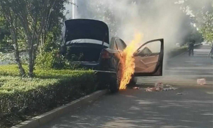 Đập vỡ kính xe, kịp giải cứu tài xế đang ngất xỉu ngay trước khi ô tô bốc cháy