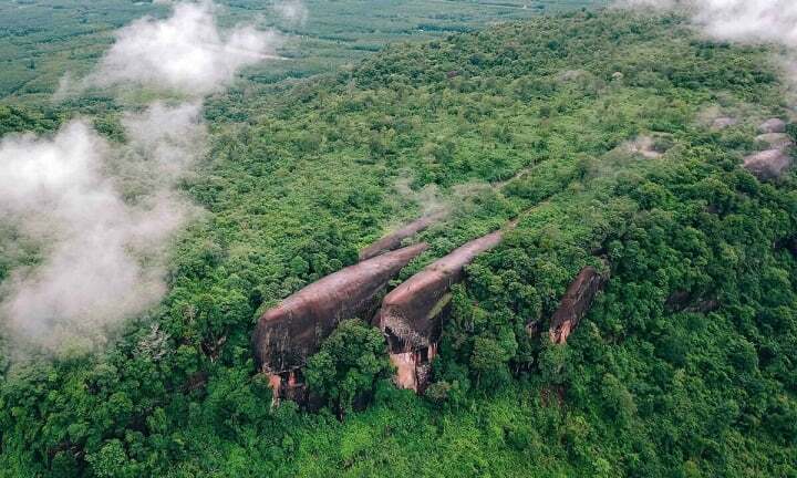 Chiêm ngưỡng cảnh quan kỳ vĩ đá cá voi khổng lồ 'bơi' giữa rừng rậm Thái Lan