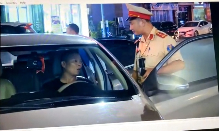 Khởi tố tài xế taxi 'dù' chống người thi hành công vụ