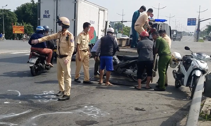 Xe bồn tông nhiều xe máy dừng đèn đỏ ở TP.HCM