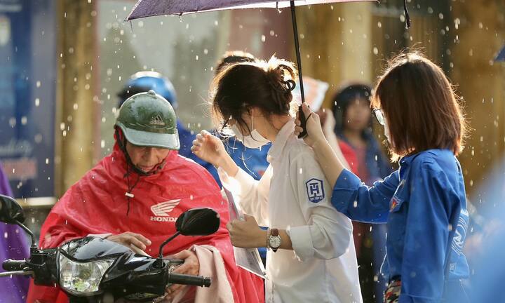 Thí sinh ăn xôi đỗ, đoán đề Văn, đội mưa bước vào môn đầu tiên