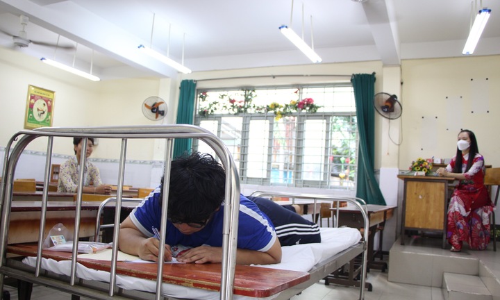 Nam sinh TP.HCM được đặc cách nằm làm bài thi tốt nghiệp