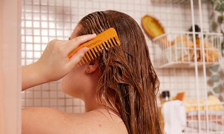 Vì sao sau khi gội đầu không nên dùng lược chải tóc?