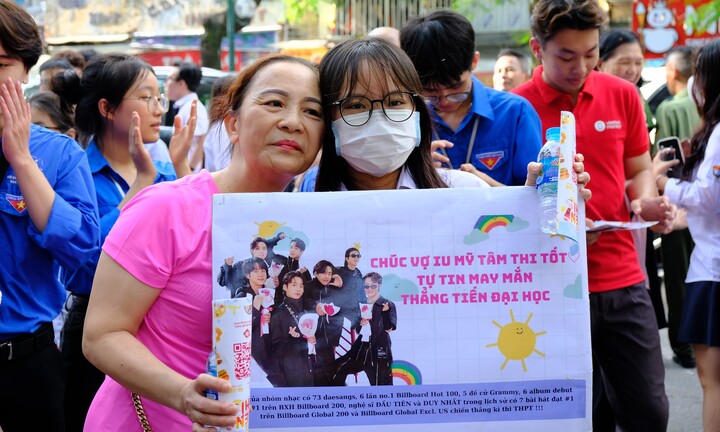 Người mẹ mang bức ảnh 'thần tượng K-Pop' đến cổng trường cổ vũ con thi tốt nghiệp