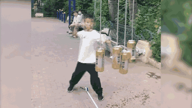 Cậu bé dùng 'nội công' thâm hậu ném lá bài, đâm thủng 4 lon bia