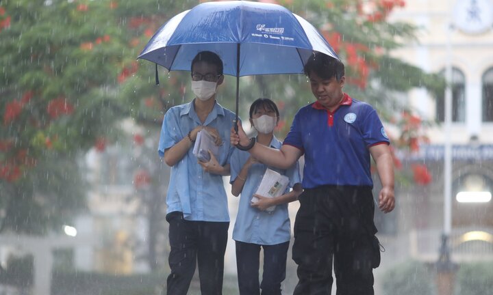 Phụ huynh, thí sinh TP.HCM 'đội mưa' sau buổi thi môn Toán