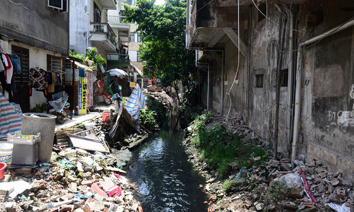 Hãi hùng 'bể phốt lộ thiên' tra tấn người dân Hà Nội suốt hàng chục năm