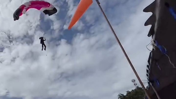Mất kiểm soát, người chơi dù lượn hạ cánh trên mái che
