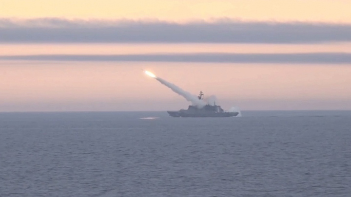 Tàu hộ vệ Rezky của Nga đánh chặn tên lửa chống hạm siêu thanh
