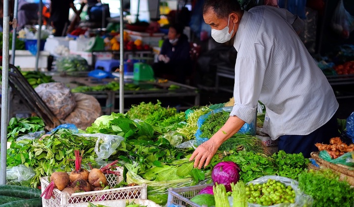 Nhiều mặt hàng thiết yếu giảm giá mạnh, người dân vẫn 'ngại' mua