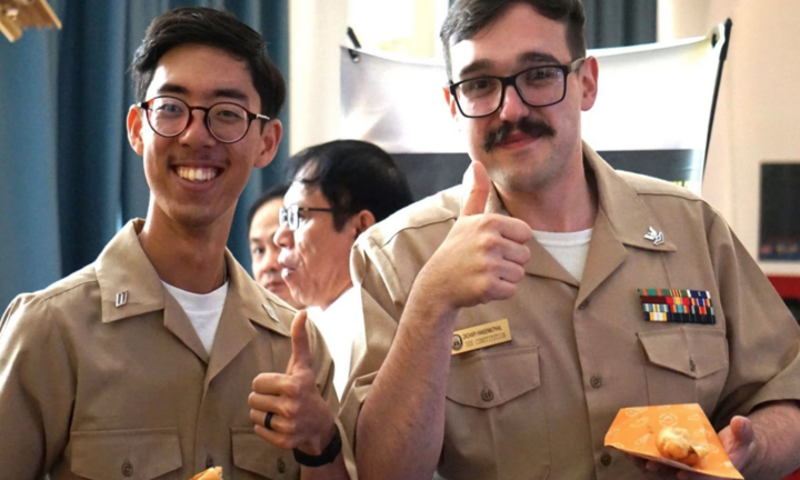 Thủy thủ tàu sân bay Mỹ trải nghiệm nấu món xứ Quảng, ăn bánh mì Việt 