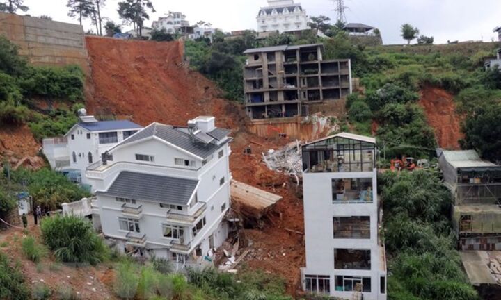 Sạt lở kinh hoàng trong đêm tại Đà Lạt, nhiều người bị vùi lấp