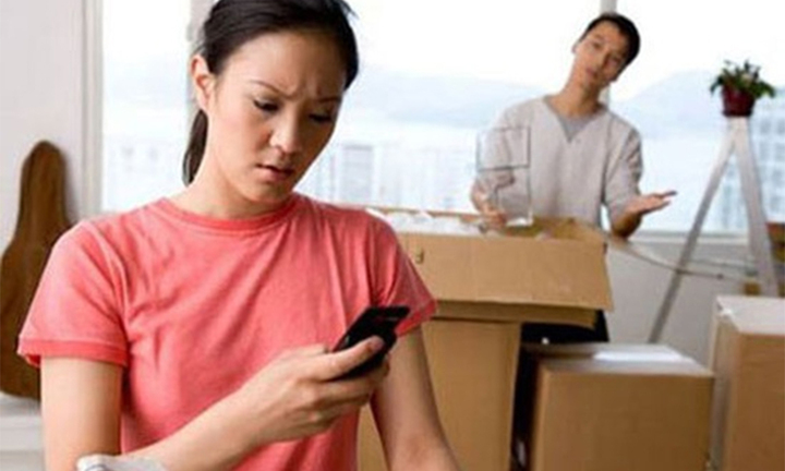 Xem trộm điện thoại người yêu, cô gái phải ra tòa, nộp tiền phạt