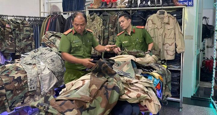Thu giữ hơn 100 loại áo quần rằn ri cấm nhập khẩu tại Huế