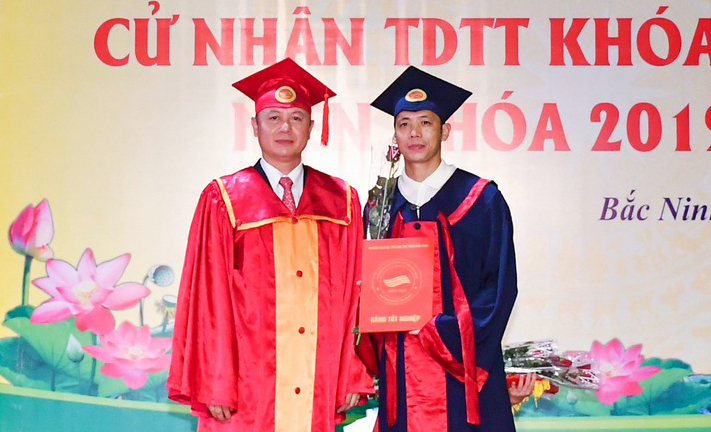 Văn Quyết tốt nghiệp cử nhân chuyên ngành bóng đá