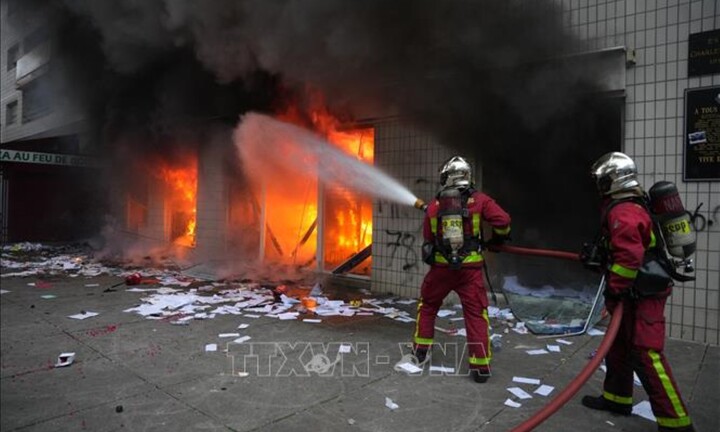 Pháp ban hành lệnh giới nghiêm ở ngoại ô Paris
